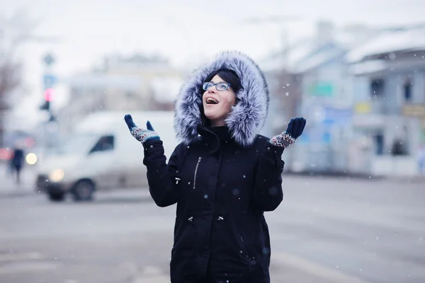Karlı kış şehirde çekici kız — Stok fotoğraf