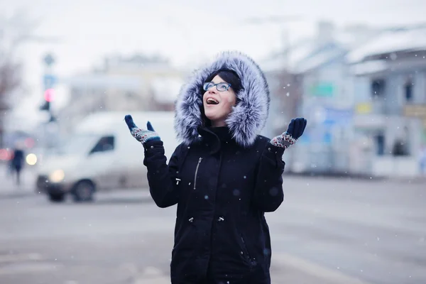 Attraktiva flicka i staden i snörik vinter — Stockfoto