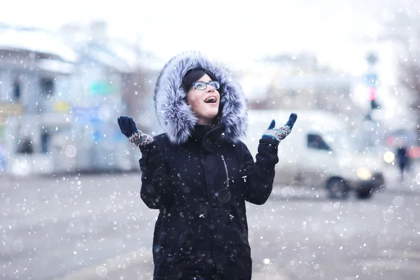 Attraktiva flicka i staden i snörik vinter — Stockfoto