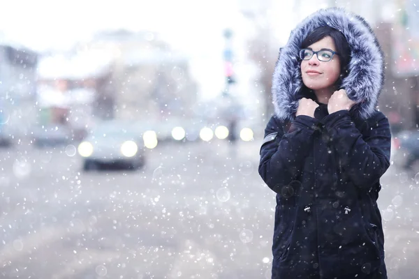 Aantrekkelijk meisje in stad in de besneeuwde winter — Stockfoto