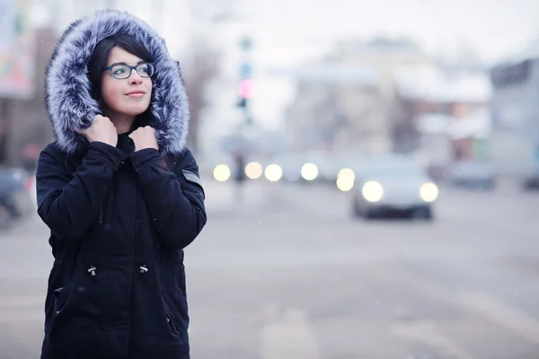 Menina atraente na cidade no inverno nevado — Fotografia de Stock