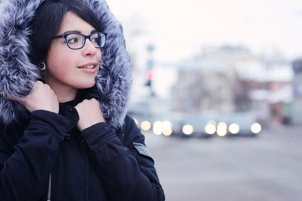 Ragazza attraente in città in inverno nevoso — Foto Stock