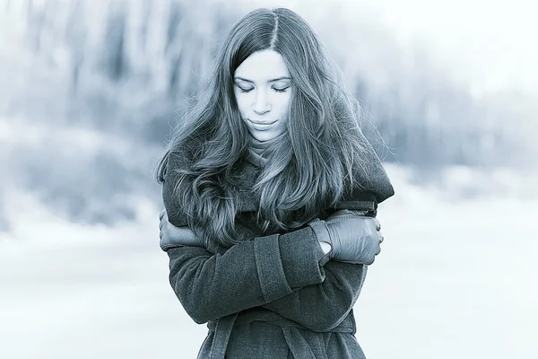 Menina morena na floresta nevada — Fotografia de Stock