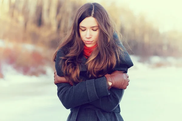 Belle jeune fille en hiver — Photo