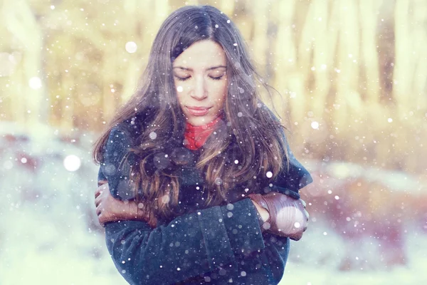 Schöne junge Mädchen im Winter — Stockfoto