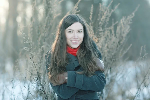 Jeune fille aux cheveux longs et foncés — Photo