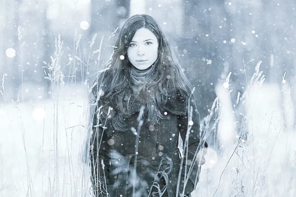 Chica morena en el bosque nevado — Foto de Stock