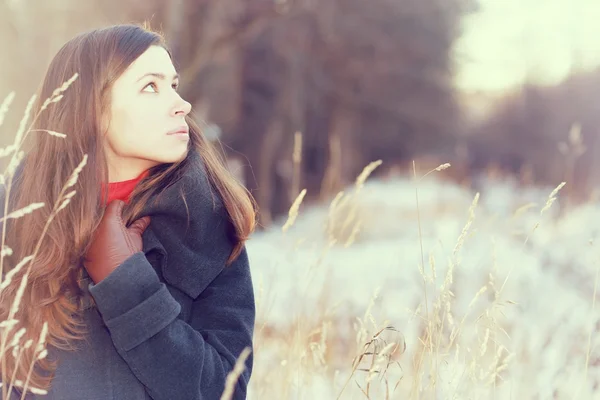 Vacker ung flicka i vinter — Stockfoto