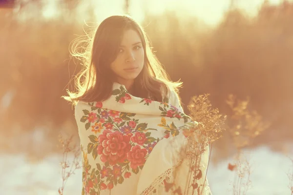 女性着用伝統的なロシアのスカーフ — ストック写真