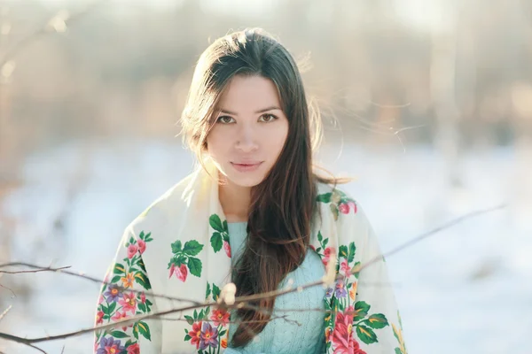 Vrouw dragen traditionele Russische sjaal — Stockfoto