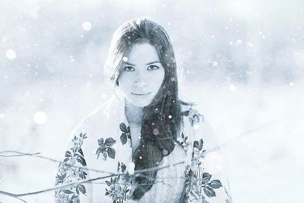 Μελαχρινή κοπέλα στο χιονισμένο δάσος — Φωτογραφία Αρχείου