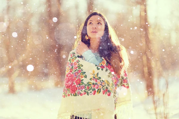 女性着用伝統的なロシアのスカーフ — ストック写真