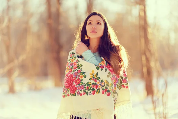 Donna che indossa tradizionale sciarpa russa — Foto Stock