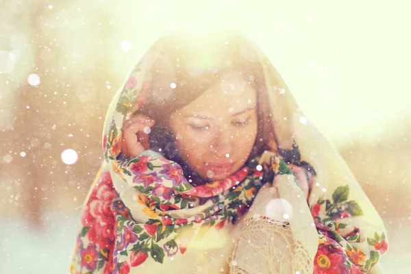 Vrouw dragen traditionele Russische sjaal — Stockfoto