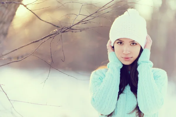 Schöne junge Mädchen im Winter — Stockfoto