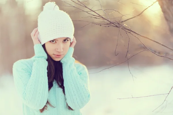 Brunetka dziewczynka w snowy lasu — Zdjęcie stockowe