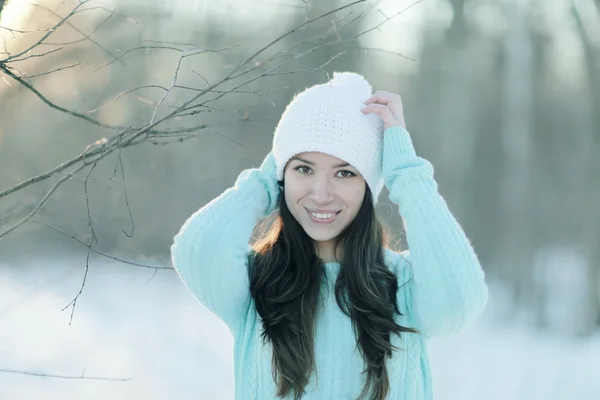 在白雪皑皑的丛林中的黑发女孩 — 图库照片