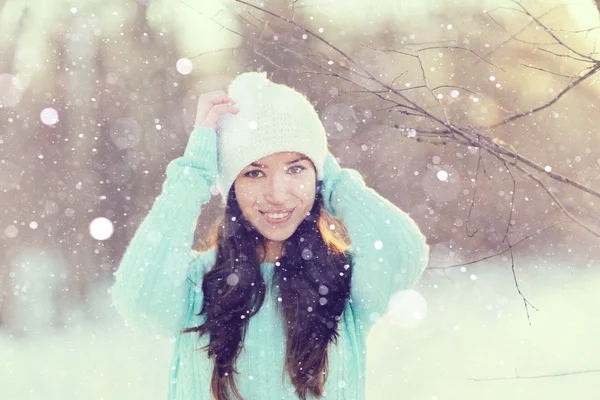 Brunetka dziewczynka w snowy lasu — Zdjęcie stockowe