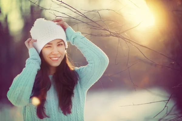 Belle jeune fille en hiver — Photo