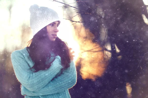 Karlı ormandaki esmer kız — Stok fotoğraf