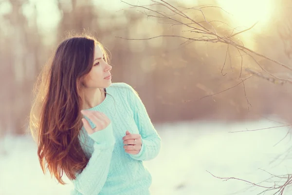 Giovane ragazza con lunghi capelli scuri — Foto Stock