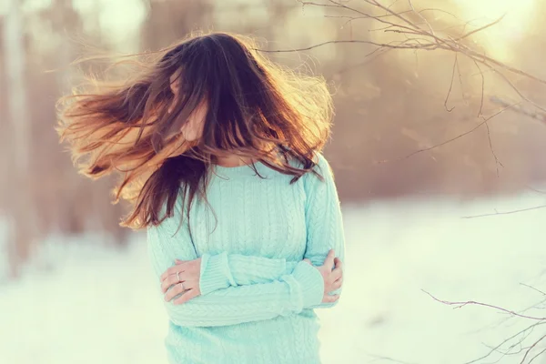 Jeune fille aux cheveux longs et foncés — Photo