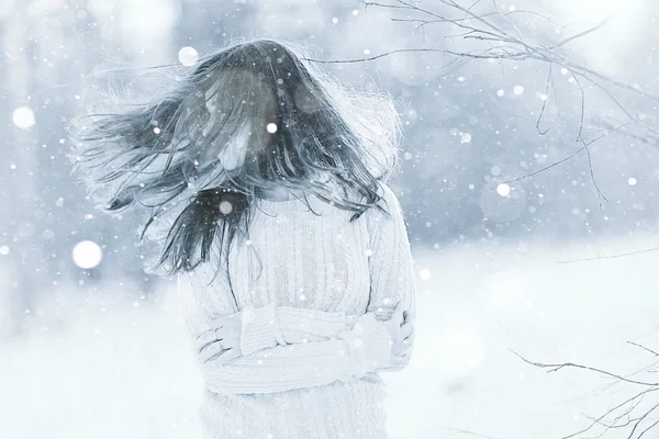 Brünette mädchen im schneebedeckten wald — Stockfoto