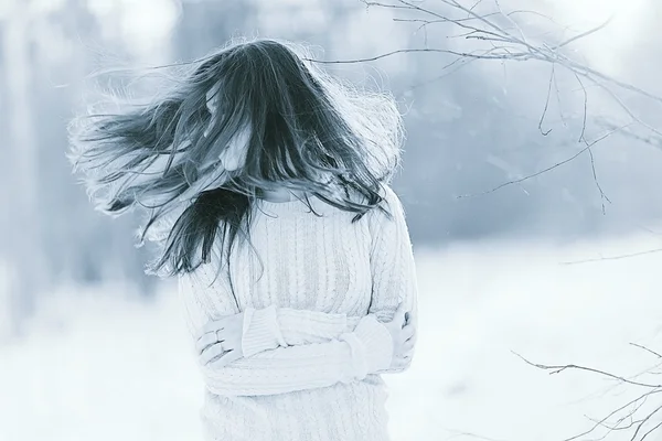 Schöne junge Mädchen im Winter — Stockfoto