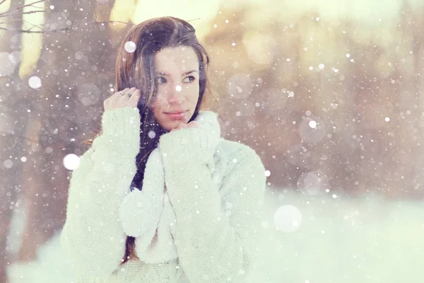 Bella ragazza in inverno — Foto Stock