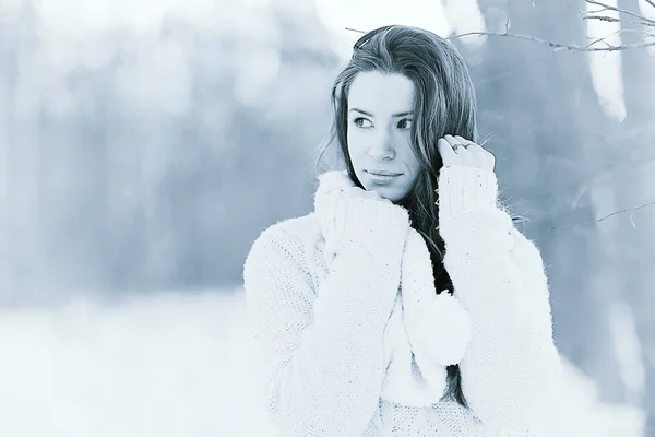 Young girl with long dark hair — Stock Photo, Image