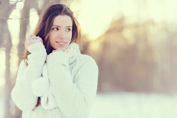 Beautiful young girl in winter — Stock Photo, Image