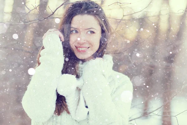 Menina bonita no inverno — Fotografia de Stock