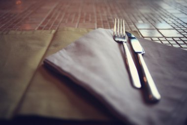 Bir restoranda masada çatal bıçak takımı