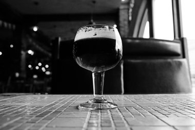 Bardak koyu bira bir pub