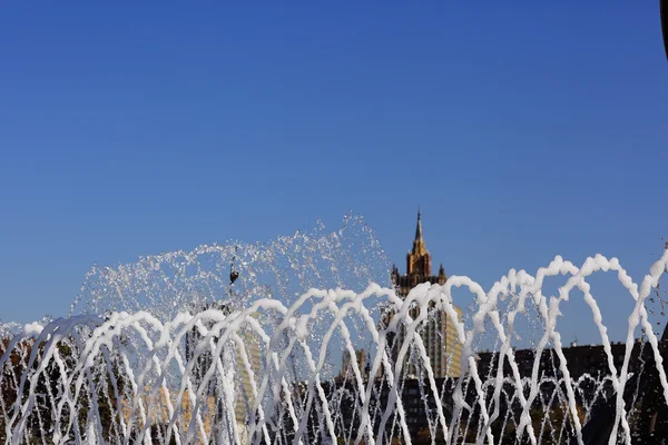 Fontaine d'eau légère dans la journée ensoleillée — Photo