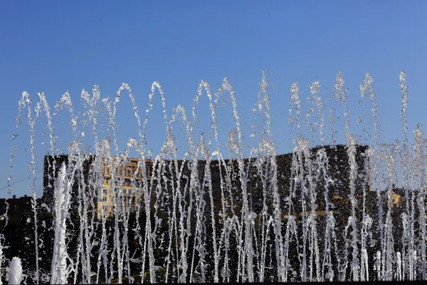Легкая вода Фонтан в солнечный день — стоковое фото