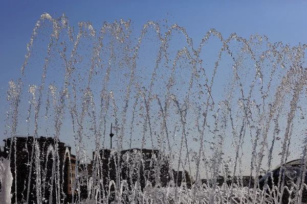 Fontana di acqua leggera in giornata di sole — Foto Stock