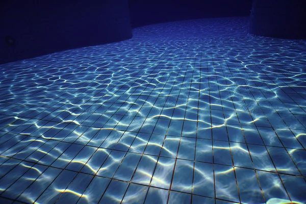 Pod wodą w basenie — Zdjęcie stockowe