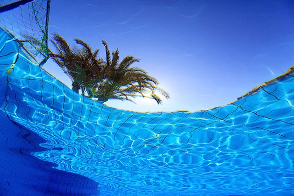 Subaquático na piscina — Fotografia de Stock