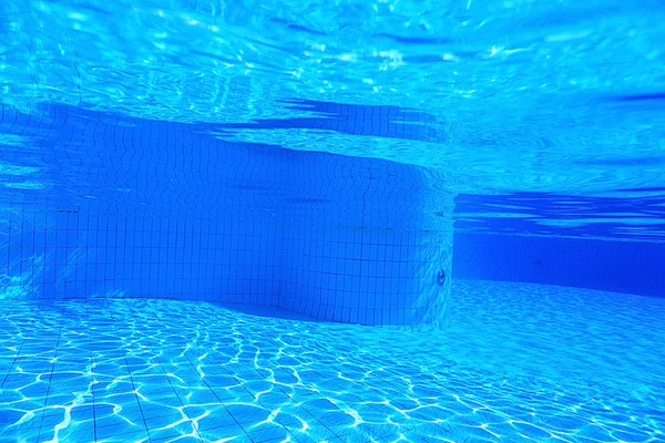 Bajo el agua en piscina —  Fotos de Stock