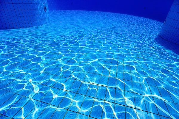 Sott'acqua in piscina — Foto Stock