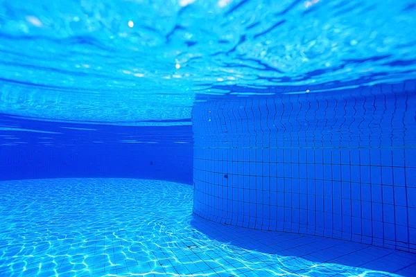 Bajo el agua en piscina —  Fotos de Stock