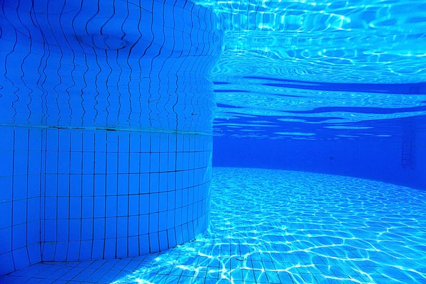 Подводный бассейн — стоковое фото