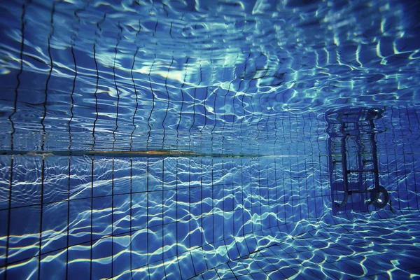 Unterwasser im Schwimmbad — Stockfoto