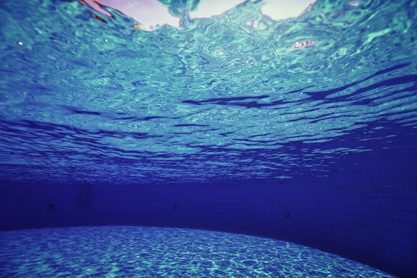Under vattnet i poolen — Stockfoto
