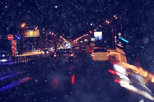 Luces de la ciudad en carretera de invierno — Foto de Stock