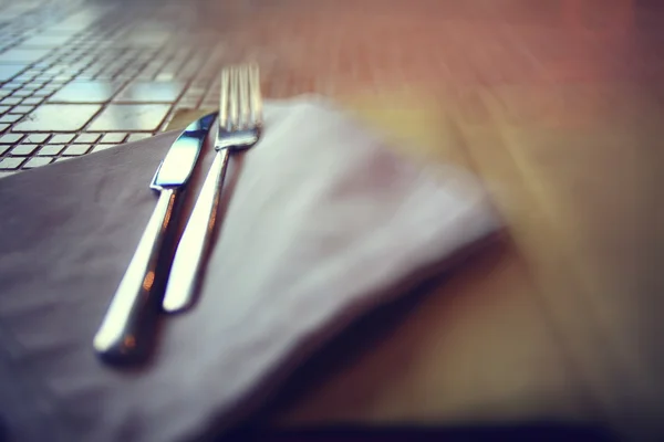Bestick på bord på en restaurang — Stockfoto