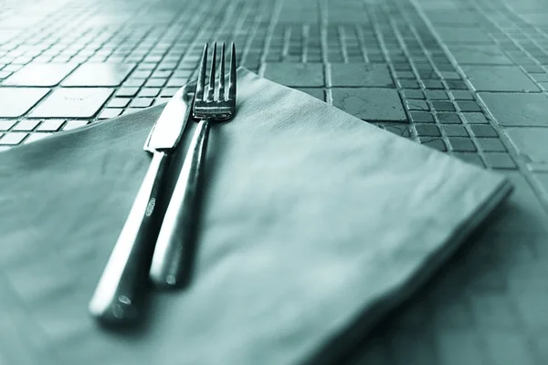 Cubertería en la mesa en un restaurante —  Fotos de Stock