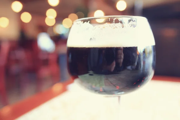 Склянка темного пива в пабі — стокове фото