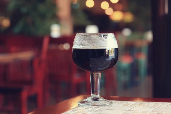 Copo de cerveja escura em um pub — Fotografia de Stock
